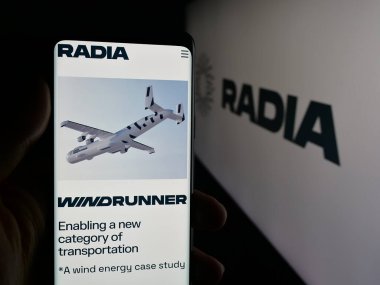 Stuttgart, Almanya - 10-04-2025: ABD 'li havacılık şirketi Radia Inc.' in web sayfası olan cep telefonu logosu önünde ekranda. Telefon ekranının merkezine odaklan.