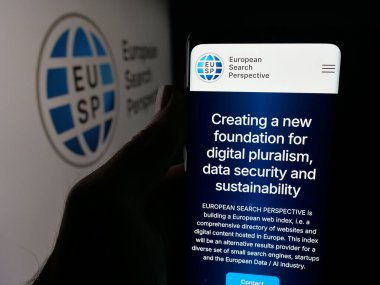 Stuttgart, Almanya - 10-04-2025: Avrupa Arama Perspektifi (EUSP) şirketinin web sayfası logonun önünde bulunan kişi. Telefon ekranının merkezine odaklan.