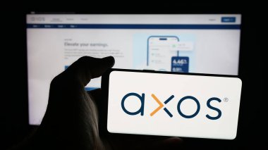 Stuttgart, Almanya - 10-04-2025: ABD 'li bankacılık şirketi Axos Financial Inc.' in logosunun bulunduğu cep telefonu web sayfası önünde ekranda. Telefon ekranına odaklan.