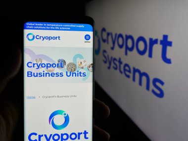 Stuttgart, Almanya - 10-04-2025: ABD tedarik zinciri şirketi Cryoport Inc. 'in web sayfası olan cep telefonu logonun önünde ekranda. Telefon ekranının merkezine odaklan.