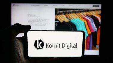 Stuttgart, Almanya - 10-04-2025: Baskı şirketi Kornit Dijital Ltd. 'nin logosunu taşıyan cep telefonu web sayfası önünde ekranda. Telefon ekranına odaklan.