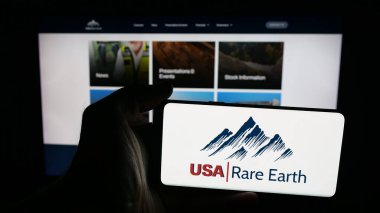 Stuttgart, Almanya - 10-04-2025: ABD 'li maden şirketi USA Rare Earth Inc.' in logosunu taşıyan cep telefonu web sitesinin önünde. Telefon ekranına odaklan.