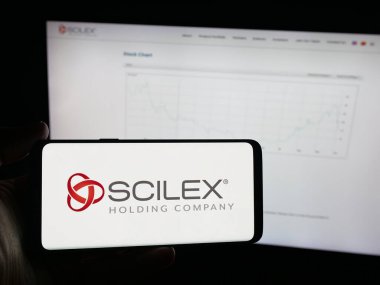 Stuttgart, Almanya - 10-04-2025: ABD 'li biyofizik şirketi Scilex Holding Company' nin logosuna sahip akıllı telefon sahibi kişi web sitesinin önünde ekranda. Telefon ekranına odaklan.