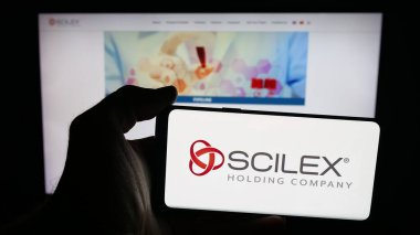Stuttgart, Almanya - 10-04-2025: ABD 'li biyofizik şirketi Scilex Holding Company' nin logosunun bulunduğu cep telefonu web sayfası önünde ekranda. Telefon ekranına odaklan.