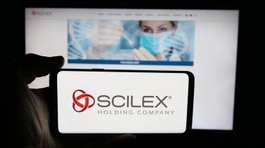 Stuttgart, Almanya - 10-04-2025: ABD 'li biyofizik şirketi Scilex Holding Company' nin logosunun bulunduğu cep telefonu web sayfası önünde ekranda. Telefon ekranına odaklan.