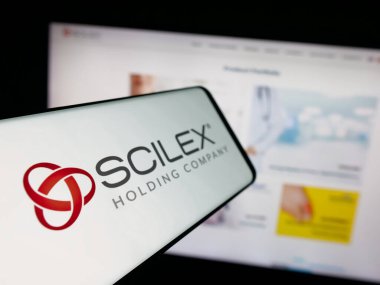 Stuttgart, Almanya - 10-04-2025: Sitenin önünde ekranda ABD 'li biyofizik şirketi Scilex Holding Company' nin logosuna sahip akıllı telefon. Telefon ekranının soluna odaklan.
