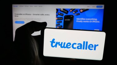 Stuttgart, Almanya - 10-04-2025: İsveçli arama şirketi Truecaller AB 'nin logosunun bulunduğu cep telefonu web sayfasının önünde. Telefon ekranına odaklan.