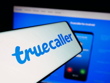 Stuttgart, Almanya - 10-04-2025: İsveçli arama şirketi Truecaller AB 'nin logosuna sahip akıllı telefon web sitesinin önünde ekranda. Telefon ekranının merkez soluna odaklan.