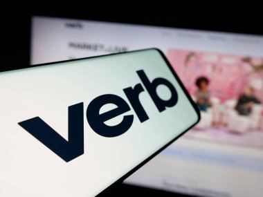 Stuttgart, Almanya - 10-04-2025: Web sitesi önünde ekranda ABD 'li Verb Technology Company Inc. logosu bulunan akıllı telefon. Telefon ekranının merkez soluna odaklan.