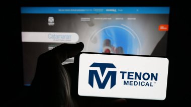 Stuttgart, Almanya - 10-04-2025: ABD 'li şirket Tenon Medical Inc.' in logosunun bulunduğu cep telefonu web sayfası önünde ekranda. Telefon ekranına odaklan.