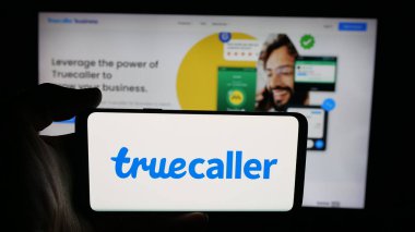 Stuttgart, Almanya - 10-04-2025: İsveçli arama şirketi Truecaller AB 'nin logosunun bulunduğu cep telefonu web sayfası önünde ekranda. Telefon ekranına odaklan.