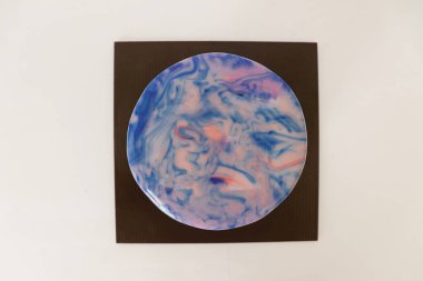 Mor ve pembe renkli aynalı kekin üst görüntüsü.