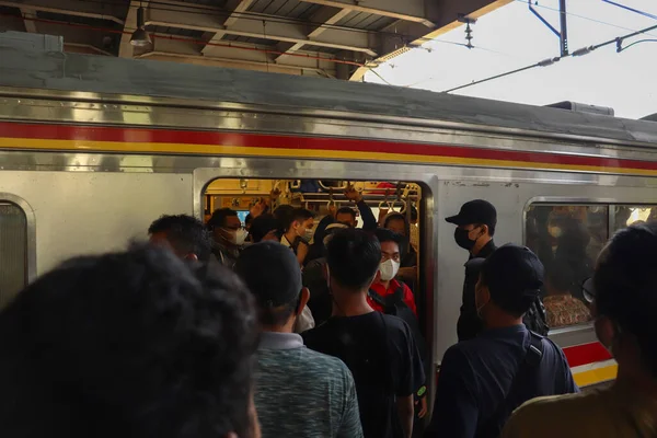 Yolcularla Dolu Bir Tren Manzarası — Stok fotoğraf