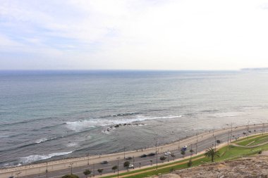 Route de la Plage Merkala, Tangier, Fas 'ta Cebelitarık Boğazı' na bakarken araba kullanabileceğiniz güzel bir cadde