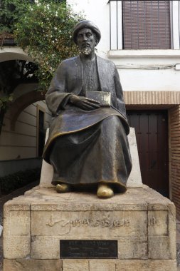 İspanya 'nın Cordoba kentindeki Yahudi Meydanı' nda bulunan Maimonides Heykeli