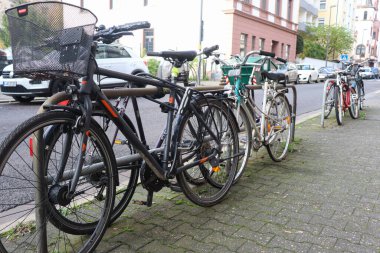Bisikletler Frankfurt, Almanya 'da güvenli bir şekilde park edilmiş ve kilitlenmiştir.