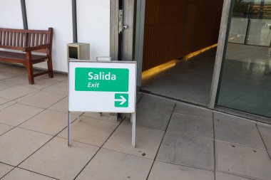 Çıkış Yolu Hem İngilizce hem de İspanyolca Gösterilecek Küçük İşaret Panosu (İki Dilli)