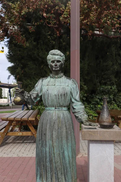 Marie Curie 'nin Bilim Deneyi Malzemeleri Heykeli