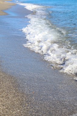 Küçük dalgalar Kumsala vuruyor