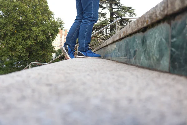 Une Personne Avec Des Jeans Bleus Des Chaussures Montant Les — Photo