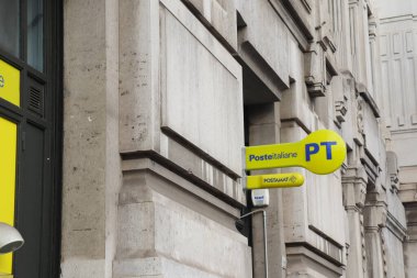 Poste Italiane, Parlak Sarı İşaret Logosu ve Mavi Harflerle İtalya 'nın ulusal posta hizmeti sağlayıcısı.