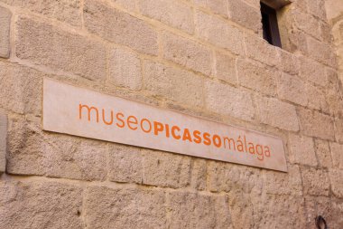 İspanya 'nın Malaga kentindeki Picasso Müzesi' nin işareti, Picasso 'nun sanat ve el sanatlarına ev sahipliği yapan turistik bir yer.
