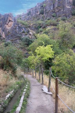 Doğada yürüyüş patikası Los Cahorros, Granada, İspanya 'da Kayalıklarla çevrili.