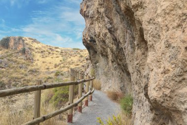 Los Cahorros, Endülüs, İspanya 'da Doğa Görüş Alanı olan Uçurumun Kıyısında Bir Köprü