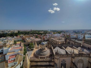 Sevilla Katedrali ya da Sevilla Katedrali, Sevilla Katedrali 'nin üzerindeki en büyük Gotik Katedrali, Sevilla Şehri' ne bakarken