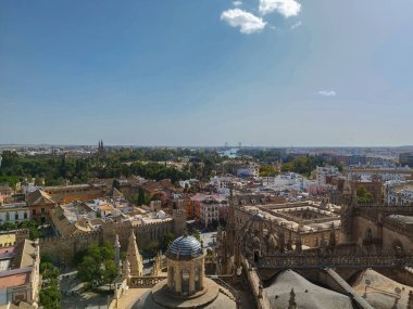 Sevilla Katedrali ya da Sevilla Katedrali, Sevilla Katedrali 'nin üzerindeki en büyük Gotik Katedrali, Sevilla Şehri' ne bakarken