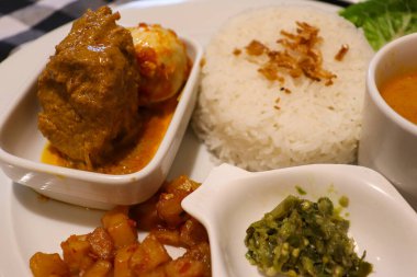 Rendang, Baharatlı Patates, Pirinç, Yeşil Biber ve Endonezya 'dan Sebzeli Köri Çorbası.