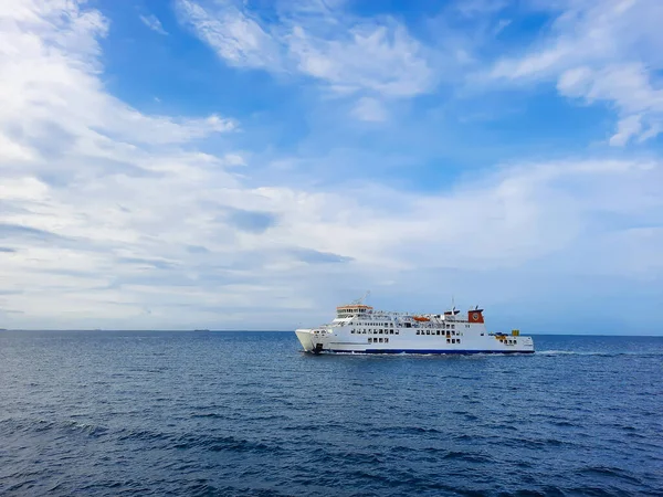 Ett Passagerarfartyg Sundet Runt Sunda — Stockfoto