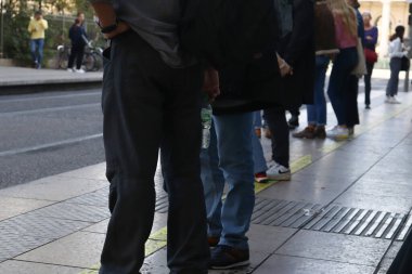 Bir grup Müşteri Otobüs Durağında Otobüs Bekliyor.