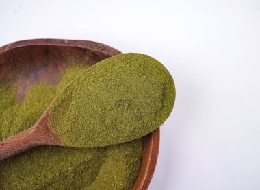 Kratom ya da Mitragyna Specosa tozu beyaz arka planda izole edilmiş düz zemin, alternatif tıp