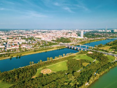 Tuna Nehri 'nin Viyana Avusturya' daki Danube Adası 'ndaki hava aracı manzarası