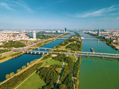 Tuna Nehri 'nin Viyana Avusturya' daki Danube Adası 'ndaki hava aracı manzarası