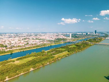 Tuna Nehri 'nin Viyana Avusturya' daki Danube Adası 'ndaki hava aracı manzarası