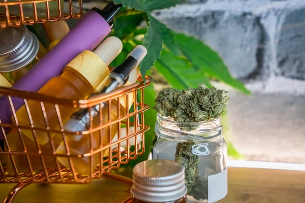 Mini Bevásárlókosár Különböző Orvosi Kannabisz Termékek Asztalon Vásárlás Koncepció Marihuána Stock Kép