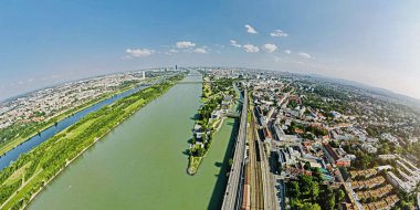 Viyana Avusturya 'daki Tuna Nehri' nin Danube adası manzaralı Fisheye Aerial drone görüntüsü