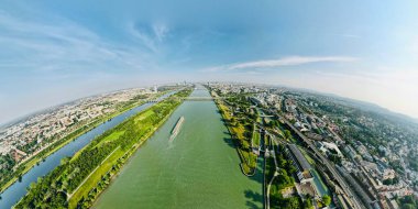 Viyana Avusturya 'daki Tuna Nehri' nin Danube adası manzaralı Fisheye Aerial drone görüntüsü