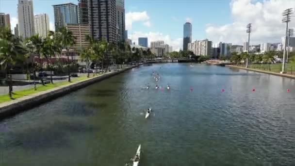夏威夷火奴鲁鲁 2022年10月30日 在阿拉韦运河上俯瞰独木舟比赛 无人驾驶飞机从赛艇手手中撤退时的时差 — 图库视频影像