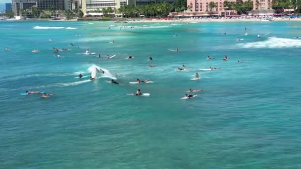 Гонолулу Гавайи Оклахома Сити 2022 2022 Серфингисты Столкнулись Переполненном Океане — стоковое видео