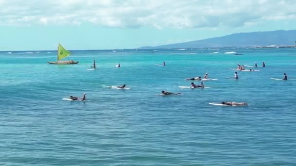 Honolulu Hawaii Okt 2022 Drove Syn Surfare Waikiki Nybörjare Surfare — Stockvideo
