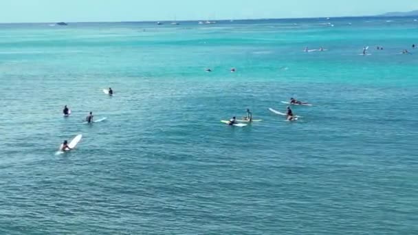 Honolulu Hawaii Okt 2022 Zicht Surfers Waikiki Surfers Wachten Grotere — Stockvideo