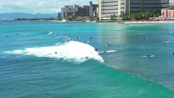 ホノルル ハワイ 2022年10月15日 ワイキキのサーファーの視点 いくつかのサーファーは水の中の他の数十人を通して小さな波に乗る — ストック動画