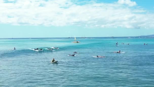 火奴鲁鲁 夏威夷 2022年10月15日 几个冲浪者在怀基基的冲浪者俯瞰大海 几个冲浪者乘风破浪作短途旅行 — 图库视频影像