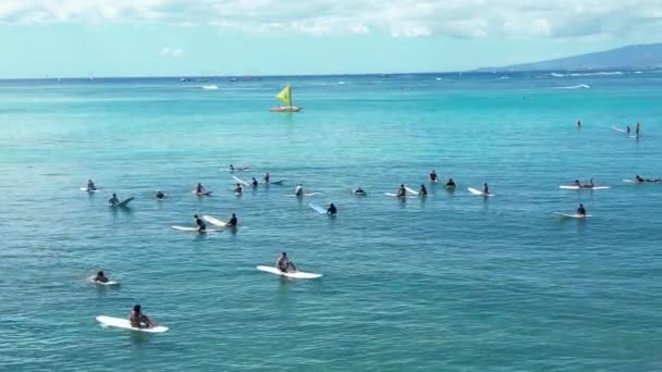 ホノルル ハワイ 2022年10月15日 ワイキキのサーファーの眺め 一人のサーファーだけが小さな波を捉え 数十人のサーファーだけが大きなうねりを待っています — ストック動画