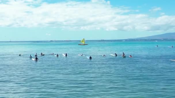 Honolulu Hawaii Oktober 2022 Melihat Para Peselancar Waikiki Puluhan Menunggu — Stok Video