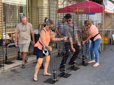 Honolulu, Hawaii, 8 Ekim 2022 - Çin Mahallesi Sanat Sergisi - insanlar gösteriden önce sanat eserlerini sergilemek için raflar kurdular.