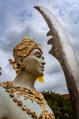 Wat Jed Yod, 1497 'de inşa edilmiş, keşişlerin yaşadığı ve okuduğu büyük aktif bir tapınaktır ve yabancılar tarafından nadiren ziyaret edilir. Yedi Tepe Tapınağı 'nın antik tapınaklarından biridir..